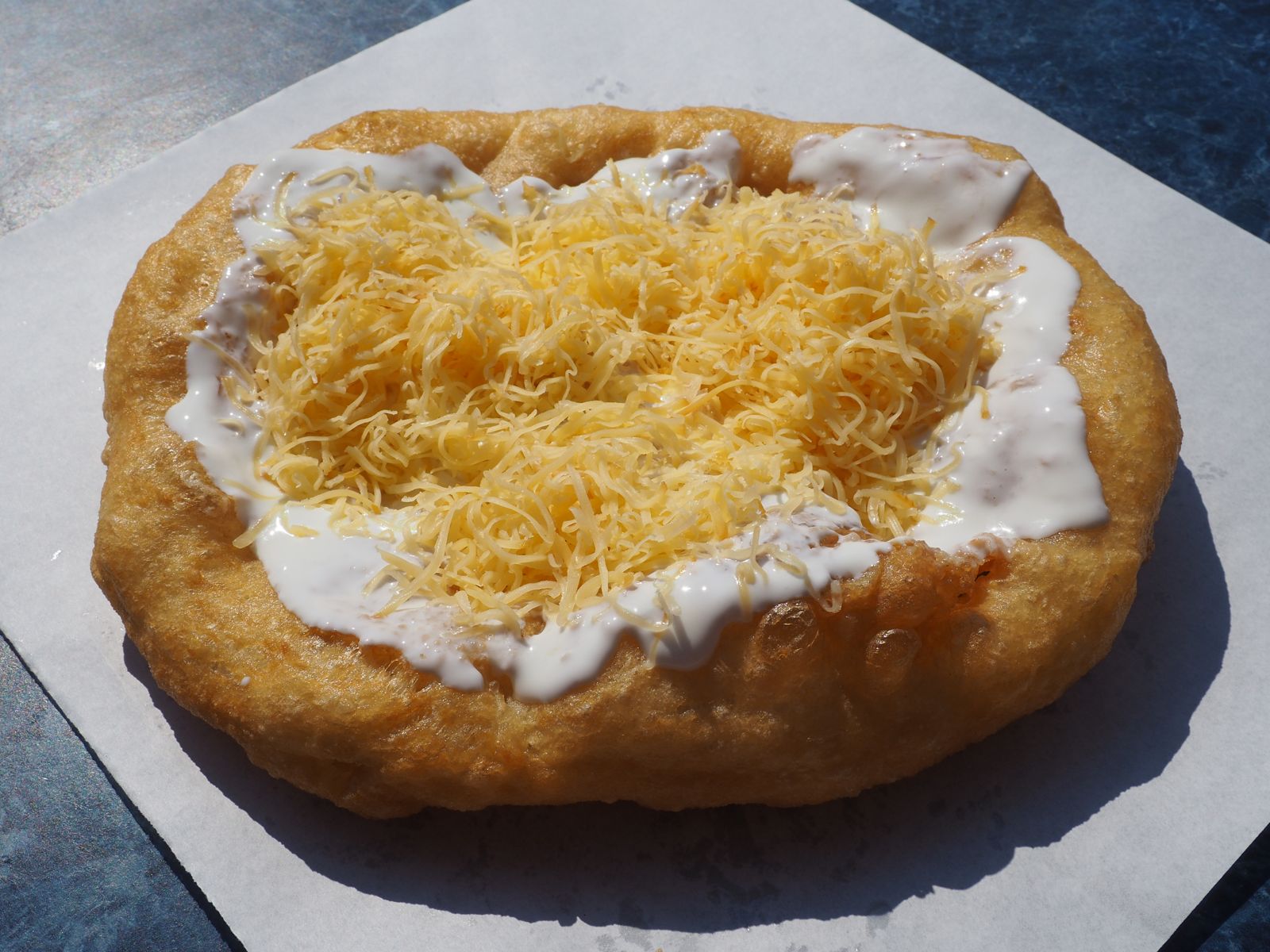 How many calories are in lángos? How many calories are in lángos: One lángos with sour cream and cheese, 250 g, 800 calories