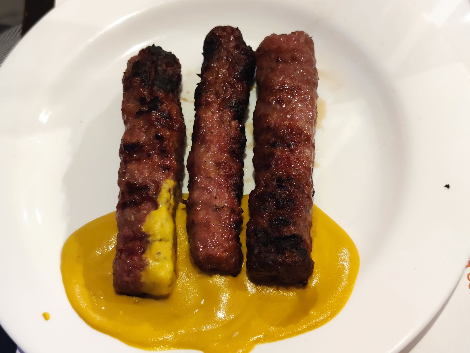 How many calories are in mici? How many calories are in mici: Three mici with mustard, 180 g, 470 calories