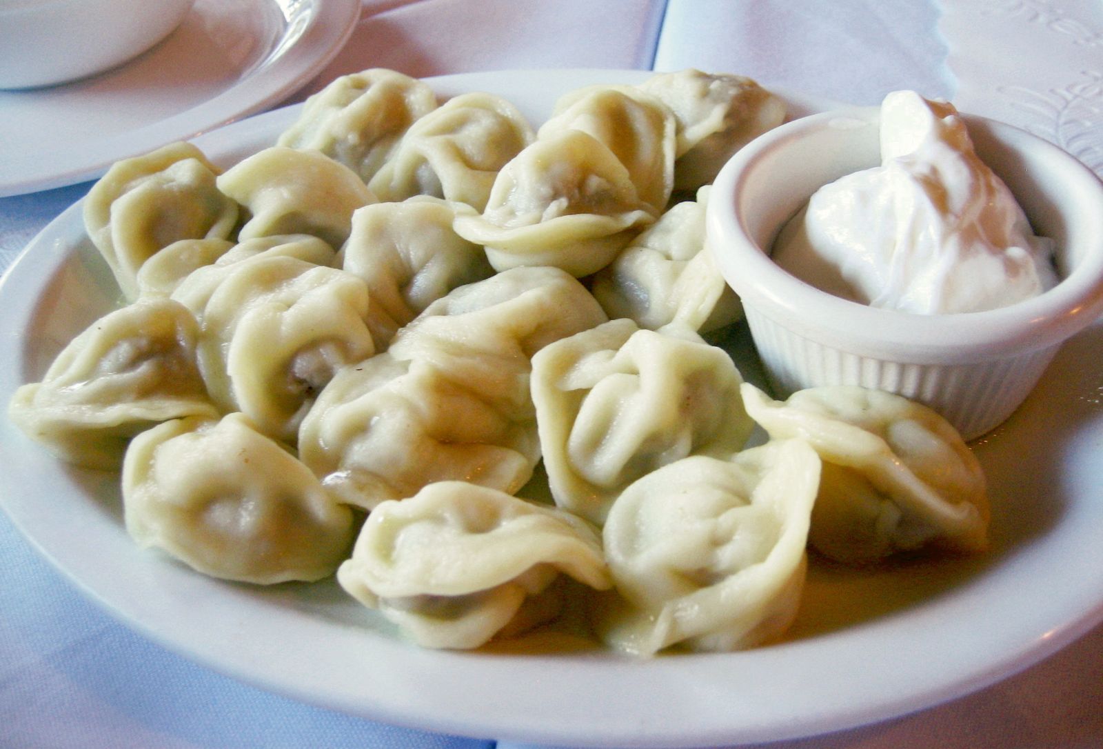 How many calories are in pelmeni: About 20 pelmeni with sour cream, 250 g, 650 calories